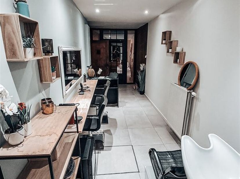 Smaakvol ingerichte handelsruimte in hartje Kerkhoven!&lt;br /&gt;
Ideaal voor een kapsalon, schoonheidssalon, nagelstudio,.. &lt;br /&gt;
HUURPRIJS INCL. NUTSVOO