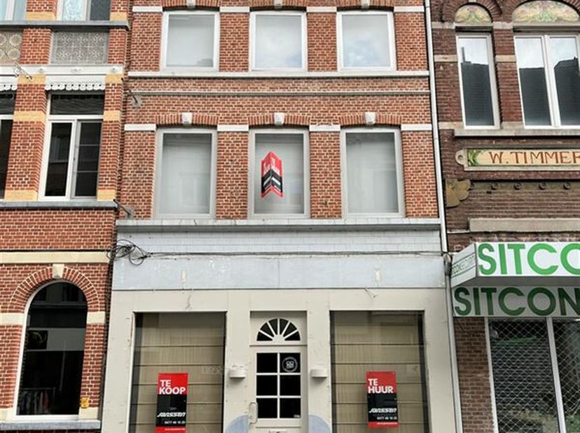 Te renoveren handelshuis met TOPligging op de Bosstraat van Maaseik. Dit pand biedt diverse mogelijkheden, brasserie, winkel, kantoorrruimte,..&lt;br /&gt;
