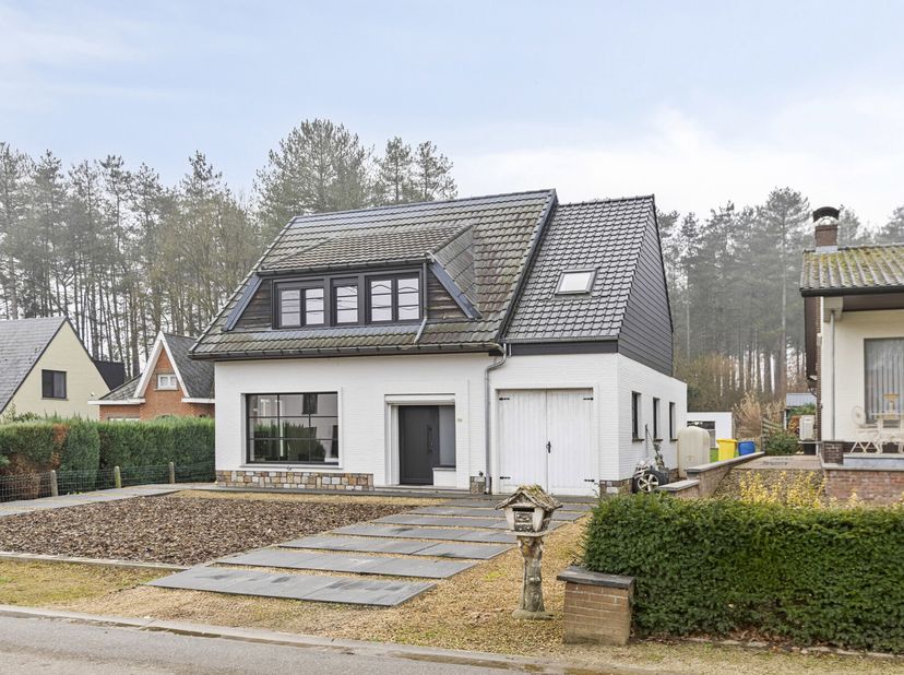 Op zoek naar een woning met veel potentieel? Deze lichtrijke woning, gelegen in het groene Averbode en nabij de Merodebossen, biedt zowel comfort als
