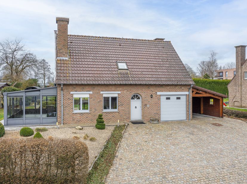 Rustig gelegen villa met grote tuin en lichtrijke veranda.&lt;br /&gt;
Gelegen nabij invalswegen en voorzien van terrein op 13a 43ca.&lt;br /&gt;
Deze charmante v
