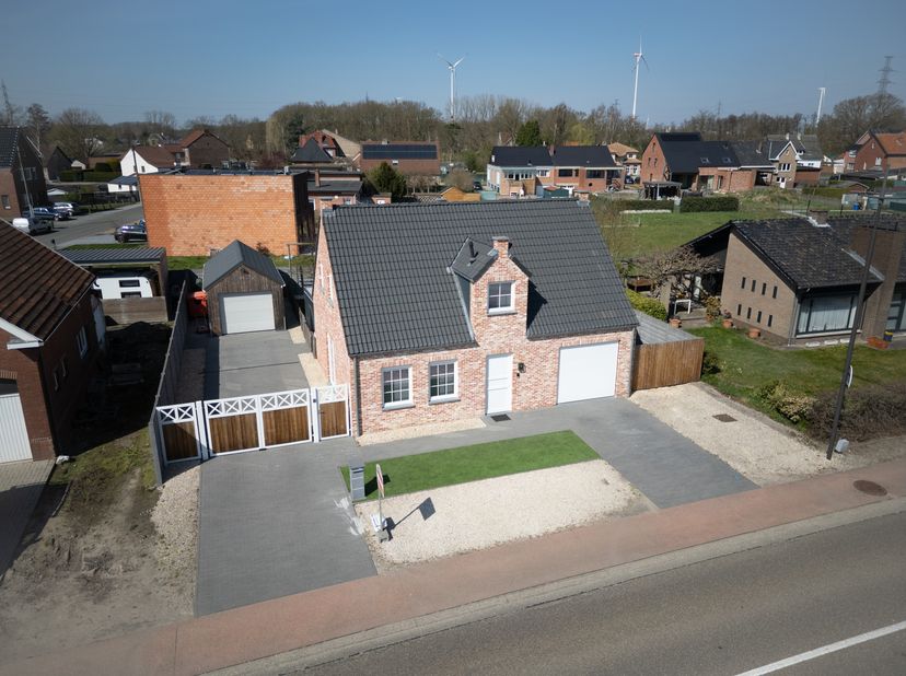 Deze schitterende en instapklare ééngezinswoning, gelegen op de Zutendaalweg 11B in Bilzen, biedt alles wat u nodig heeft voor een comfortabele thuis.