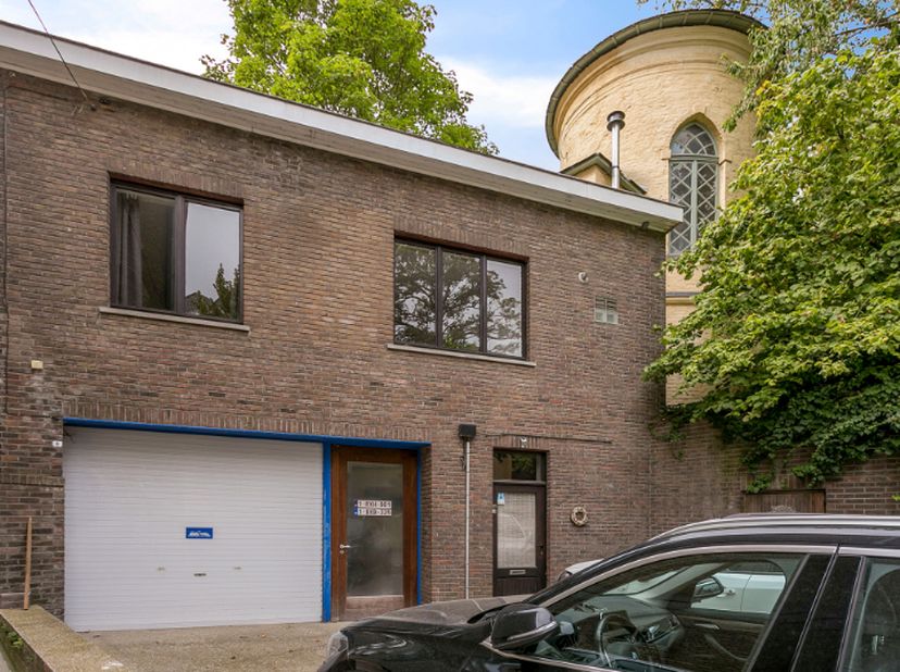 Op een rustige ligging in het centrum van Oudenaarde bieden wij een ruim magazijn van 362 m² te koop aan, ideaal voor opslag. Gelegen aan de Grachtsch