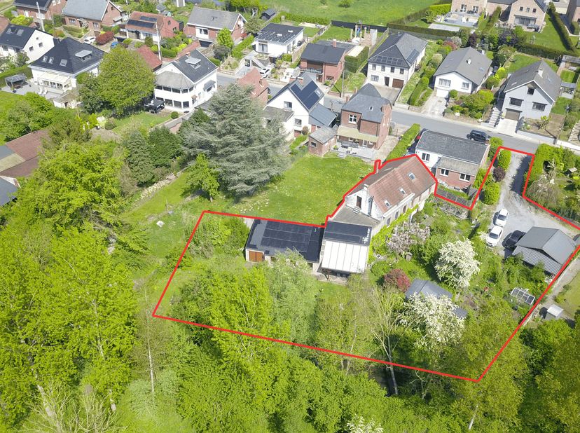 Locatie&lt;br /&gt;
Het pand ligt in Arquennes, in een rustige woonwijk. Het is gemakkelijk bereikbaar dankzij de directe nabijheid van belangrijke wegen, m