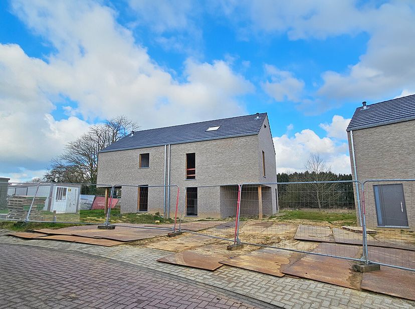 Maison familiale avec 3 chambres - Espace de vie spacieux avec cuisine ouverte - Grandes fenêtres donnant sur le jardin - Grenier comme espace de rang
