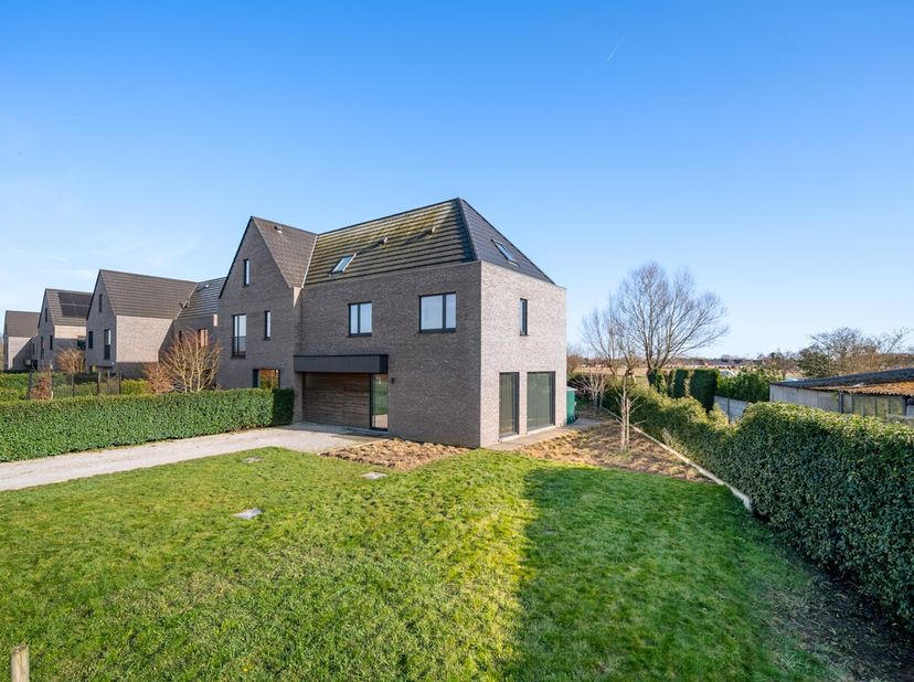Deze recente half open bebouwing is gelegen op de verbindingsweg tussen Nazareth en Eke.&lt;br /&gt;
Deze woning heeft een heel laag E-peil, maw. super voor