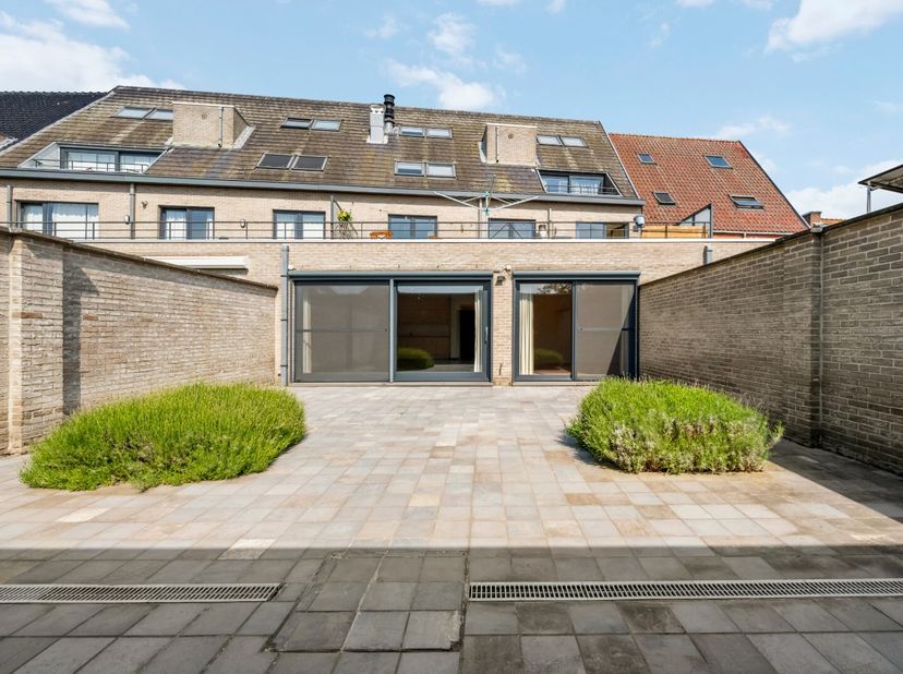 Ontdek dit ruime appartement in het centrum van Eernegem, door zijn vele troeven een parel voor wie op zoek is naar comfort; ruimte en privacy.  Geleg