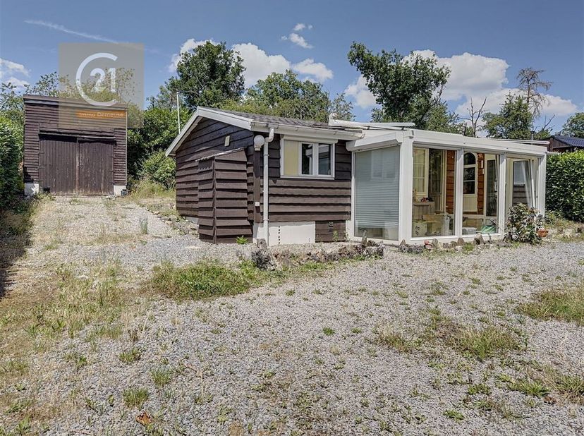 Ontdek dit charmante huis gelegen in Somme-Leuze, in een rustige, groene omgeving. Met 65 m² woonoppervlak op een ruim perceel van 849 m² is deze woni