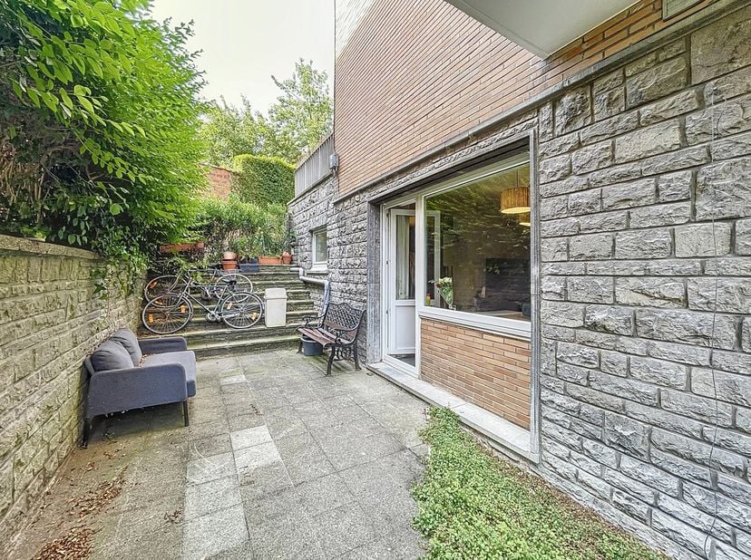 À proximité de Tomberg et de Georges Henri, dans un quartier résidentiel, situé dans une rue calme et verdoyante, charmant petit appartement/studio av