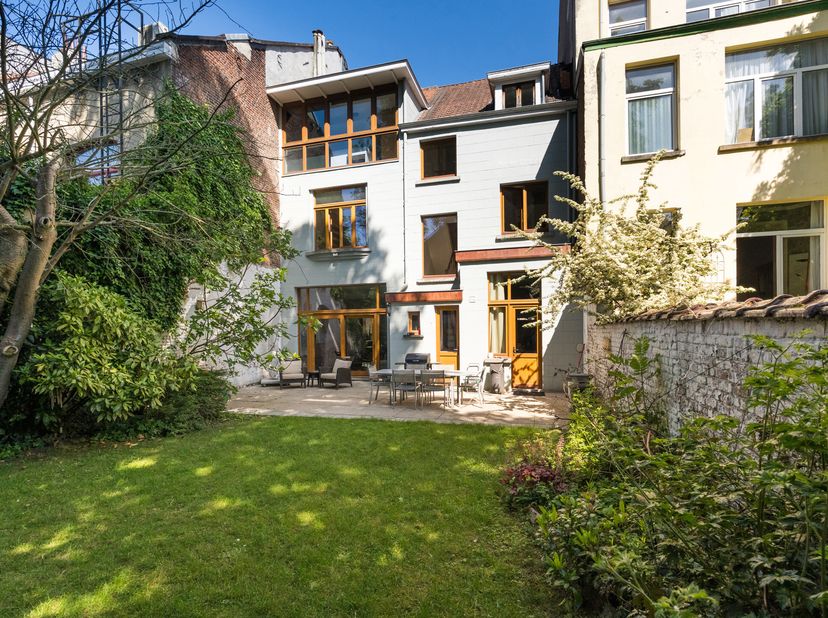 SCHAERBEEK, à proximité direct du Square Vergote, ravissante MAISON (6ch/3sdb) de +/- 236m² habitable, construite en 1929 sur un terrain de 3 ares 60.