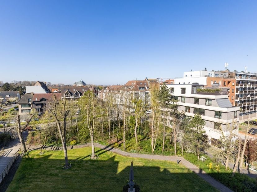 Koksijde : Zongerichte studio te koop!Lichtrijke studio met aparte slaaphoek, ideaal gelegen op de 5de verdieping van een verzorgd gebouw met lift. Da
