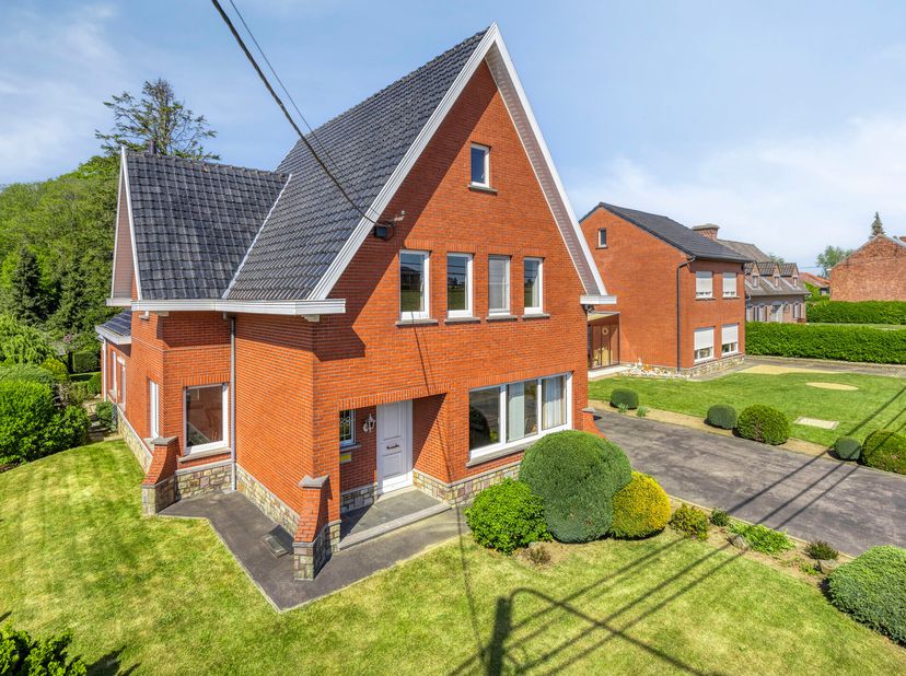 Op zoek naar een thuis met ruimte, karakter en natuur rondom? Deze vrijstaande woning op een perceel van 16a 17ca heeft het allemaal: een mooie aangel