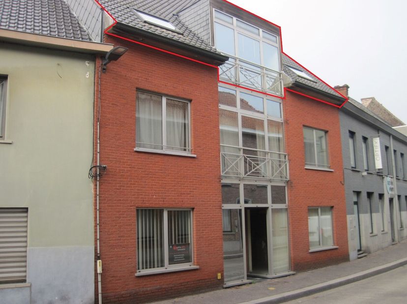 Dit bijzonder ruime appartement situeert zich op de bovenste verdieping in een kleine residentie (in totaal 4 eenheden), en dit op 30 m van de Markt.&lt;