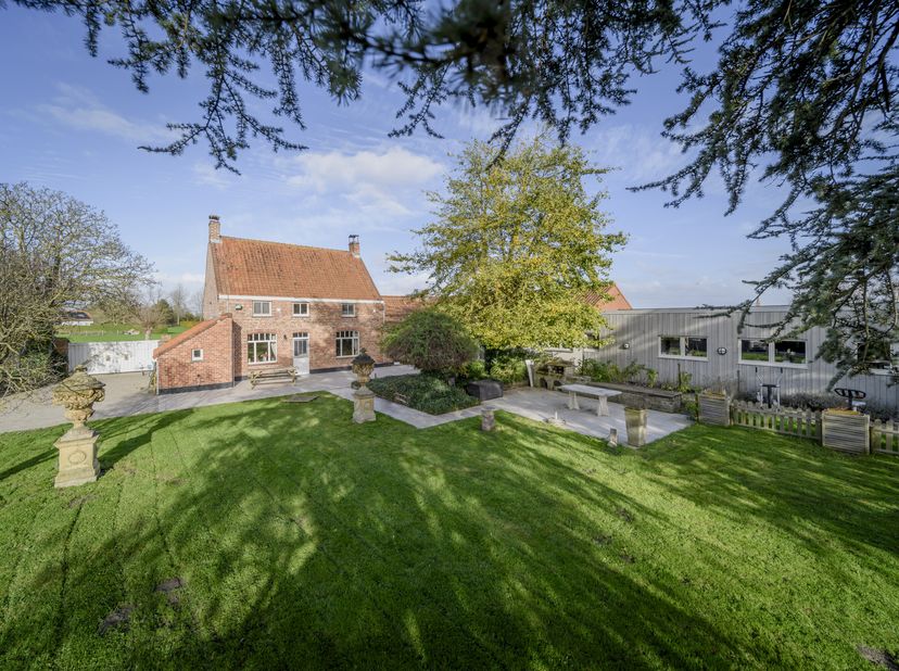 Op een grondoppervlakte van 2.042 m² vinden we deze landelijke woning met polyvalent bijgebouw te koop. Gelegen tussen Oostduinkerke en Veurne, nabij