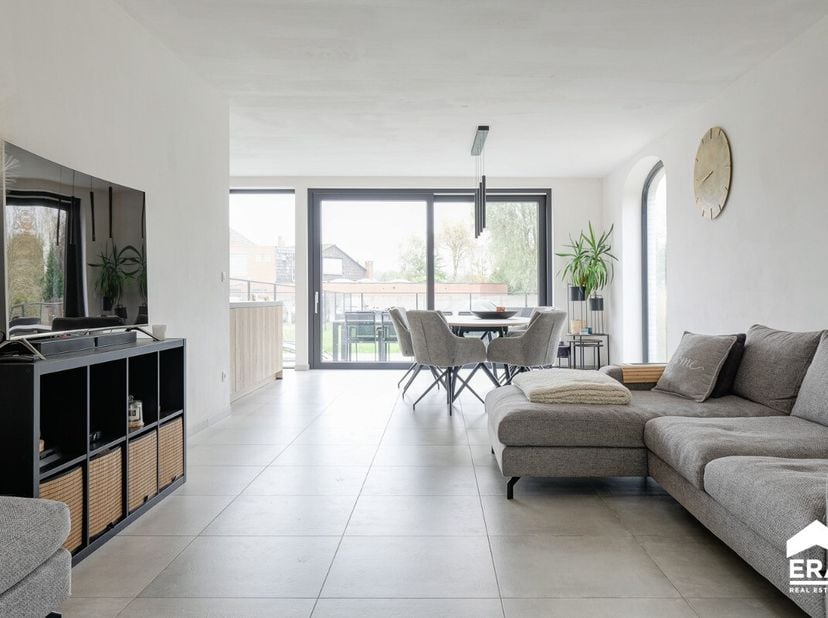 Prachtig afgewerkte ééngezinswoning in landelijke stijl, residentieel gelegen tussen Zonhoven en Hasselt op een perceel van 5are.Deze BEN-woning heeft