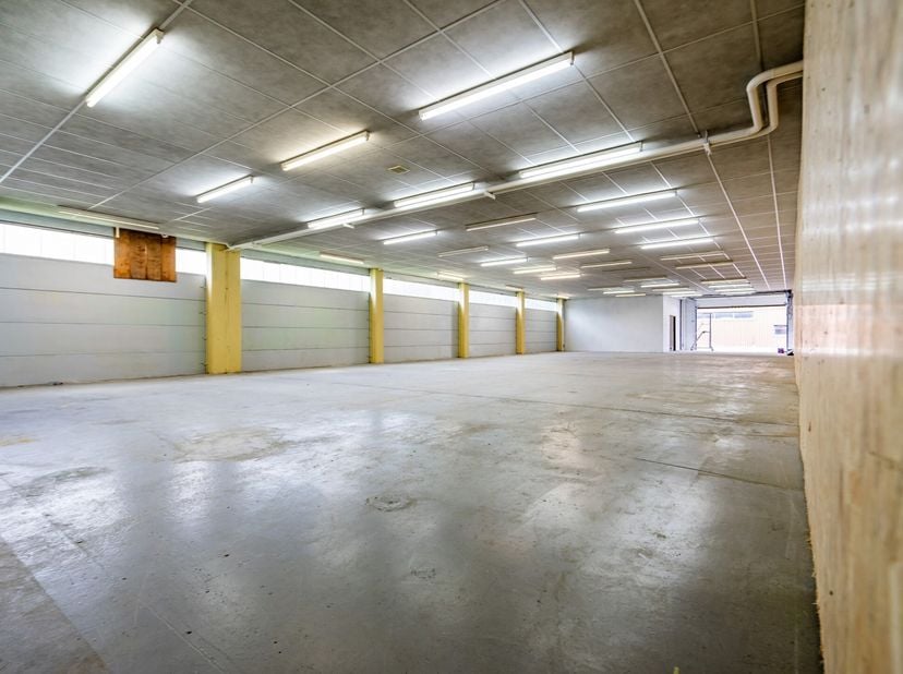 Situé dans un zoning de BARCHON avec accès facile à l&#039;autoroute, immeuble comprenant un entrepôt de +/- 400 m² et un grand bureau de 93 m².&lt;br /&gt;
Le b