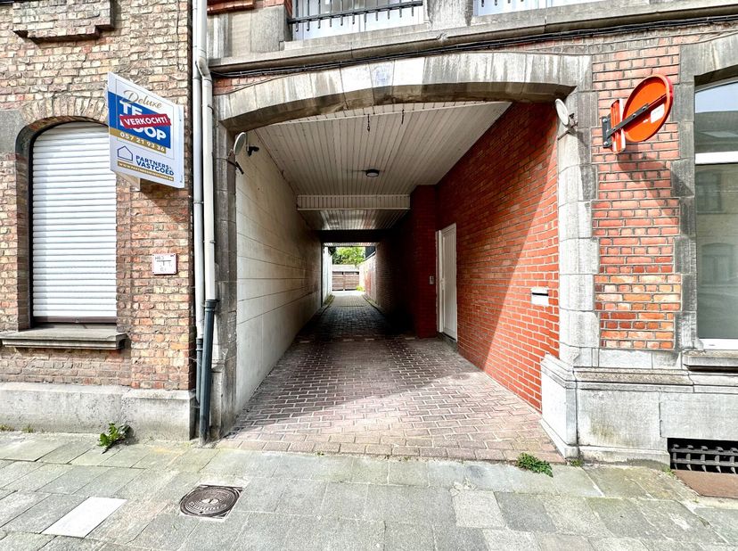 GARAGECOMPLEX IN CENTRUM IEPER (10 GARAGES + 2 CARPORTS)&lt;br /&gt;
Deze opbrengsteigendom bestaat uit:&lt;br /&gt;
- 10 VERHUURDE GARAGES&lt;br /&gt;
- 2 VERHUURDE CA