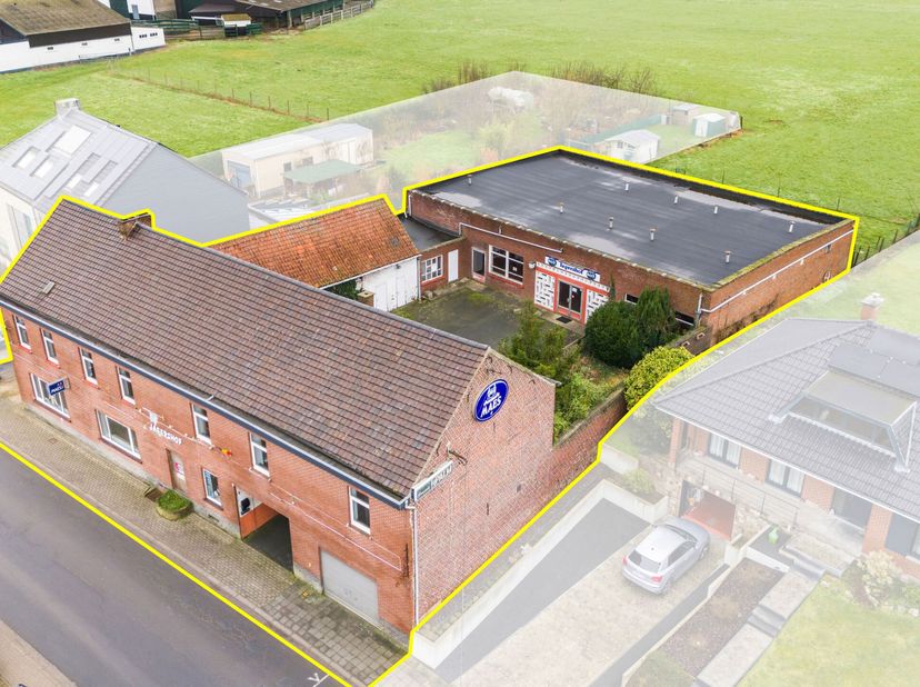 Situé au centre de Kester Pajottegem) nous vous proposons cette propriété polyvalente à rénover sur +/- 10a.  Le complexe immobilier comprend : un caf