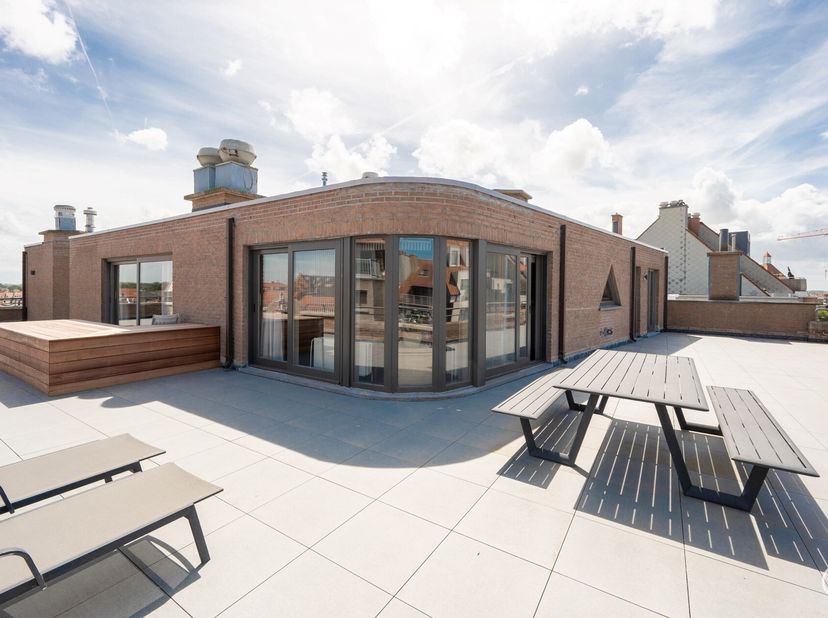 Unieke Penthouse (1992) te koop op een toplocatie in Knokke 3 kamerappartement met uitzonderlijke zonneterrassen van meer dan +/- 200m2 .&lt;br /&gt;
Welkom