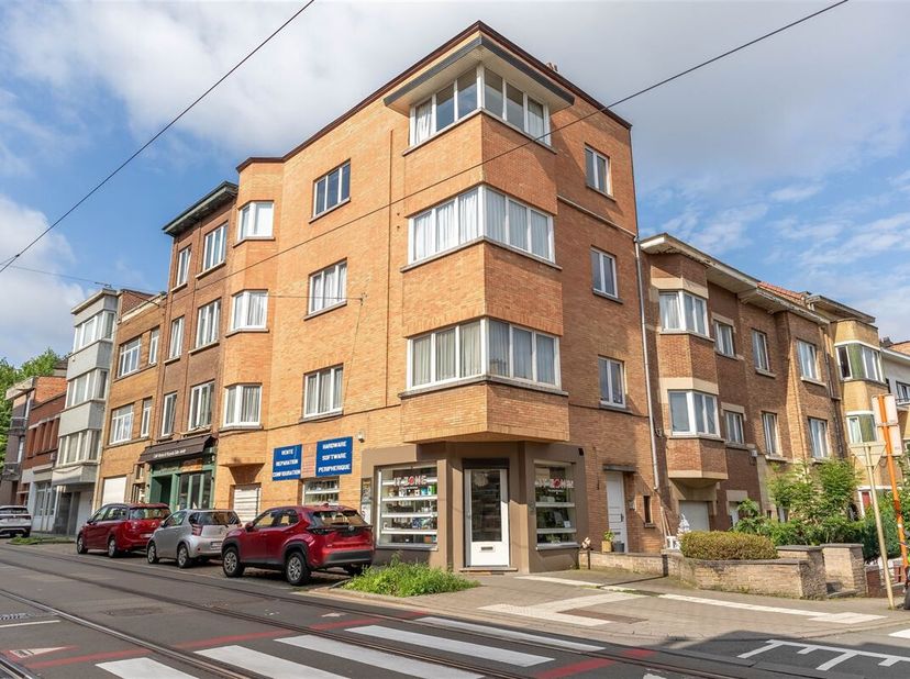 Property One, votre partenaire immobilier à Uccle vous propose un rez commercial idéalement situé sur lune des artères les plus fréquentées de la comm