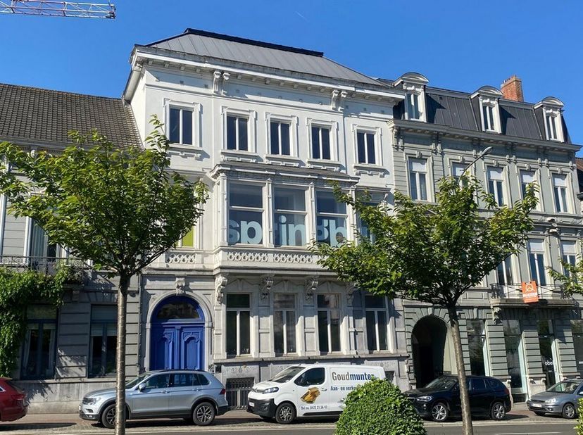 320m² gemeubelde kantoren met zuidgericht terras in statig herenhuis (opsplitsbaar vanaf 160m²) via terbeschikkingstelling&lt;br /&gt;
Ligging: langs Gentse