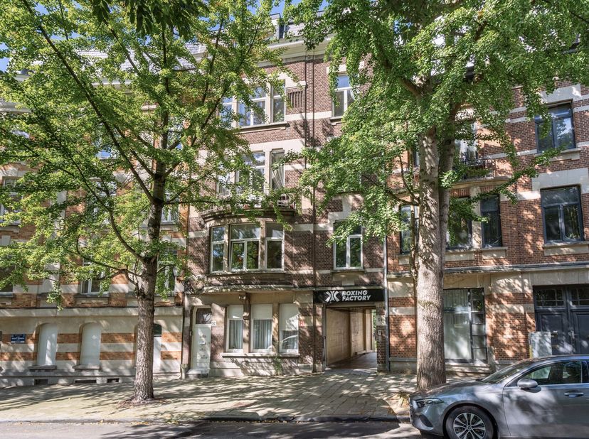 Info en bezoeken : Contacteer Franklin +32 477 65 51 08 - franklin@bytheway.be Op 500m van het station van Schaarbeek biedt By the Way u dit apparteme