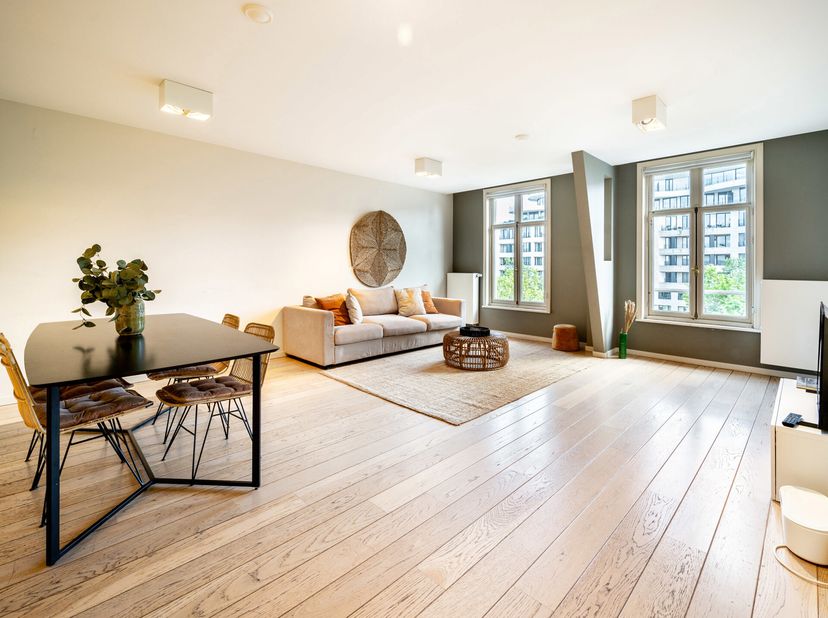 Gelegen op de prestigieuze Waterloolaan, vlakbij de Louizalaan en het Egmontpark, gemeubeld appartement met één slaapkamer met een bruto oppervlakte v