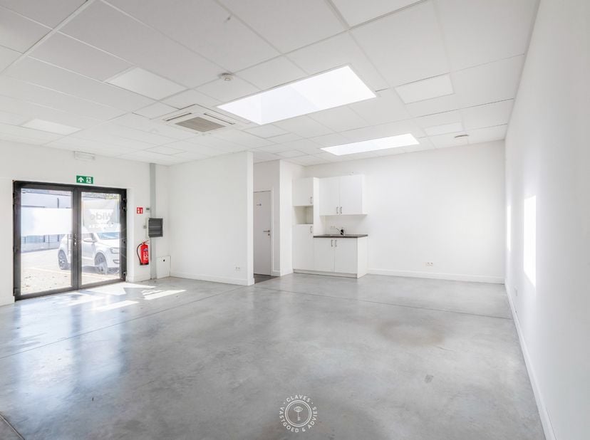 Bent u op zoek naar een instapklaar en professioneel kantoor op een uitstekende locatie? Deze stijlvolle unit (A5) van 75 m² bevindt zich in het geren