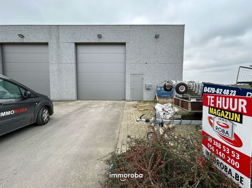 Hangar van ongeveer 240m², is voorzien van een toilet en 2 parkeerplaatsen. De loods is voorzien van water. Voor meer informatie of een bezoek, mail g