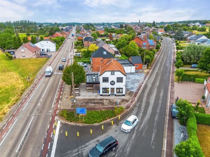 Ben jij opzoek naar een goed gelegen handelspand met woonst vlakbij het centrum van Nieuwerkerken? Dan is dit pand op de Diestersteenweg jouw kans! &lt;b