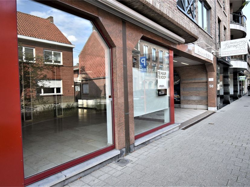 Commercieel goed gelegen handelsruimte,&lt;br /&gt;
ook geschikt als kantoorruimte.&lt;br /&gt;
&lt;br /&gt;
Veel etalage, en dus ook veel lichtinval.&lt;br /&gt;
&lt;br /&gt;
 