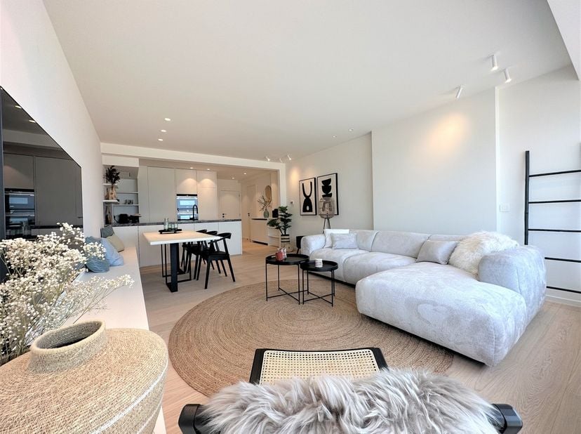 Prachtig gerenoveerd 2-slaapkamer appartement gelegen op de 7de verdieping aan het Albertstrand, nabij het Casino.&lt;br /&gt;
&lt;br /&gt;
Indeling: Inkomhal met