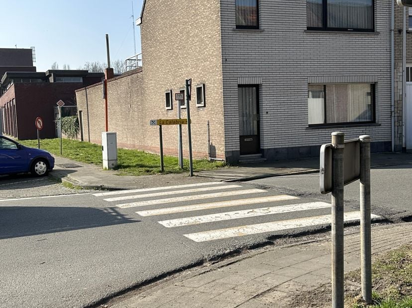 TE KOOP te Zelzate : Kerkstraat 91 ( goede locatie : dicht bij de invalswegen, scholen,winkels en openbaar vervoer ) Hoekwoning ( halfopen bebouwing )