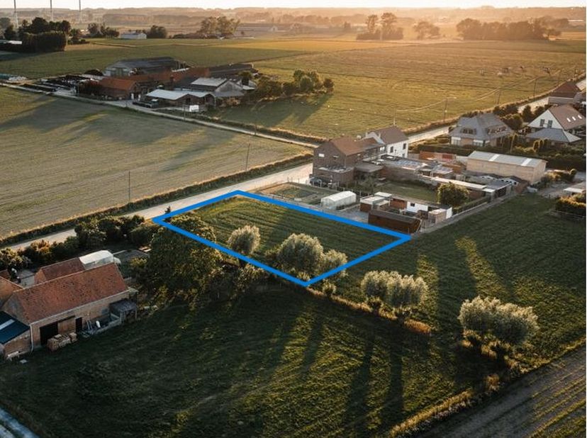 Ce terrain agricole est situé dans la Magerheidstraat, à côté de la maison numéro 25 à Wervicq. Libre d&#039;occupation Superficie : 1380 m²