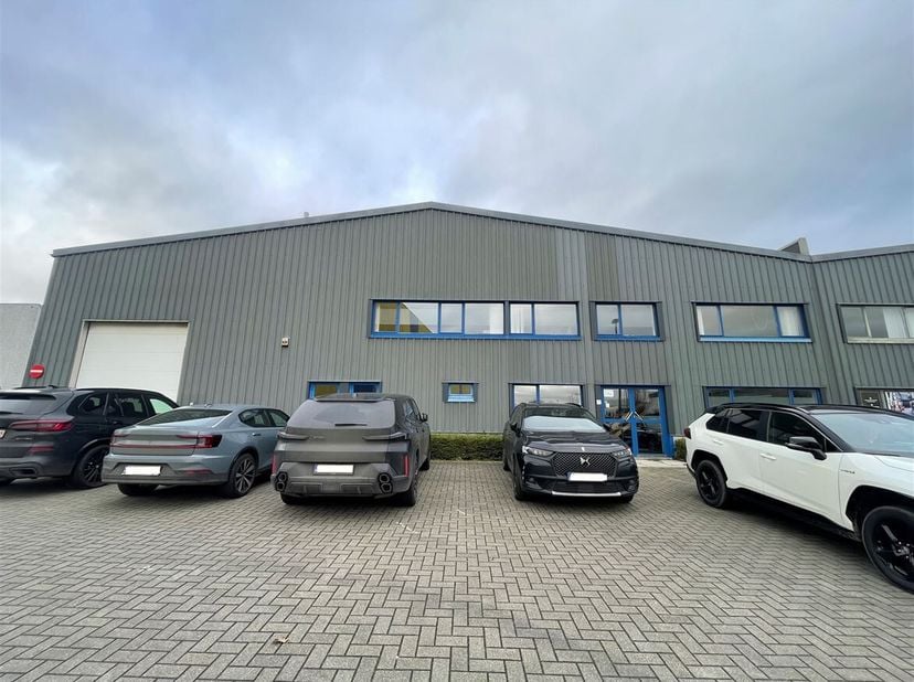 Ligging: Deze bedrijfsruimte is gelegen op een toplocatie in Kontich, meer bepaald op de bedrijvensite Satenrozen. Dankzij de directe verbinding met d