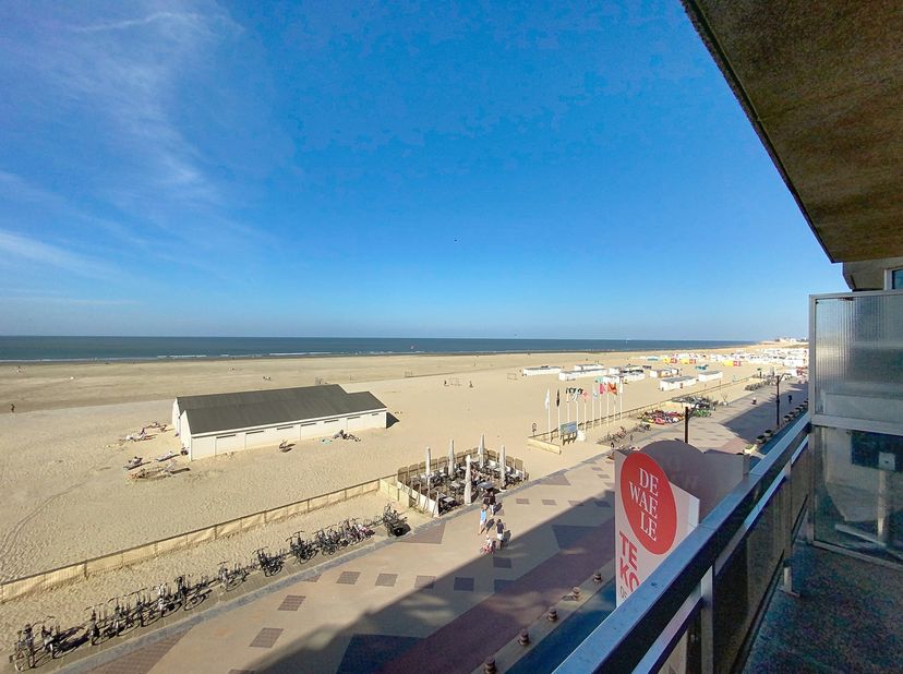 Ontdek dit 2-slaapkamer appartement te koop op de 4de verdieping met uniek frontaal zicht op de zee en het strand van Heist. Gelegen op een absolute t