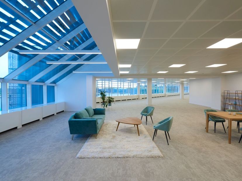 Volledig gerenoveerd moderne instapklare kantoorruimte van 4.000 m² te huur nabij de R0 waardoor de E40 en E19 makkelijk te bereiken zijn via de inval