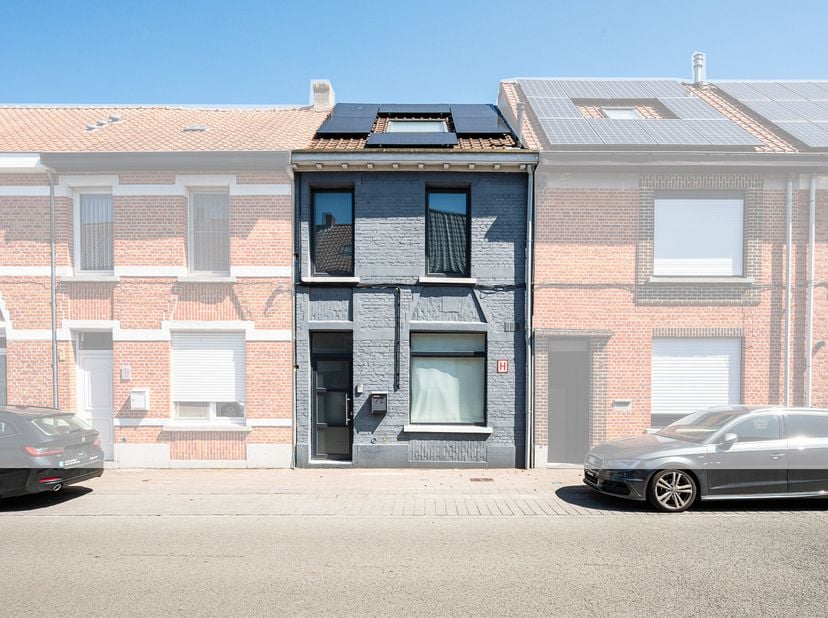 Bent u op zoek naar een instapklare gezinswoning, met een uitstekende ligging nabij scholen, winkels, sportgelegenheid, vlotte verbinding met invalswe