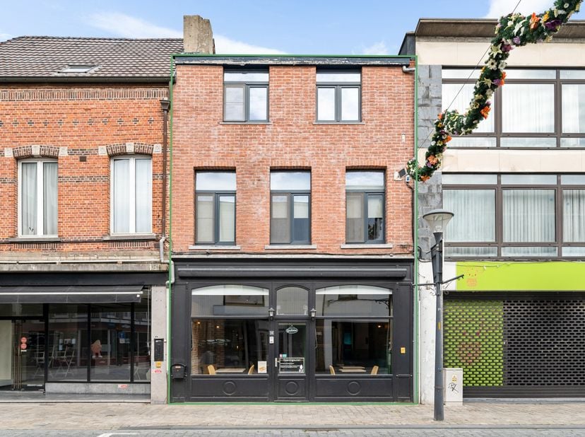 Op het gelijkvloers bevindt zich het handelspand is momenteel ingericht als sfeervolle brasserie en beschikt over een aparte keuken, handige berging e