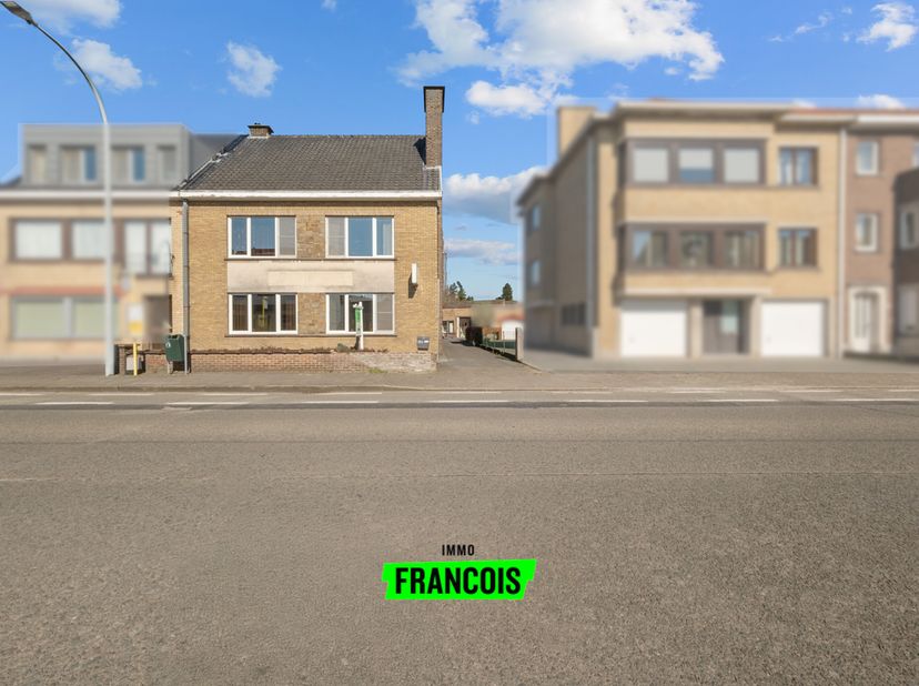 Deze eigendom, met een halfopen woning en loods van 440 m², biedt u de ideale mogelijkheid om wonen en werken te combineren. Gelegen op een perceel va