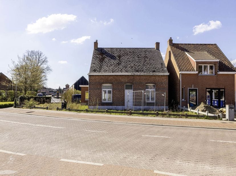 Te renoveren woning met mogelijkheid tot 4 slaapkamers nabij het centrum van Nijlen.&lt;br /&gt;
Voor deze 2 woningen is er vergunning om hier 1 zeer mooie