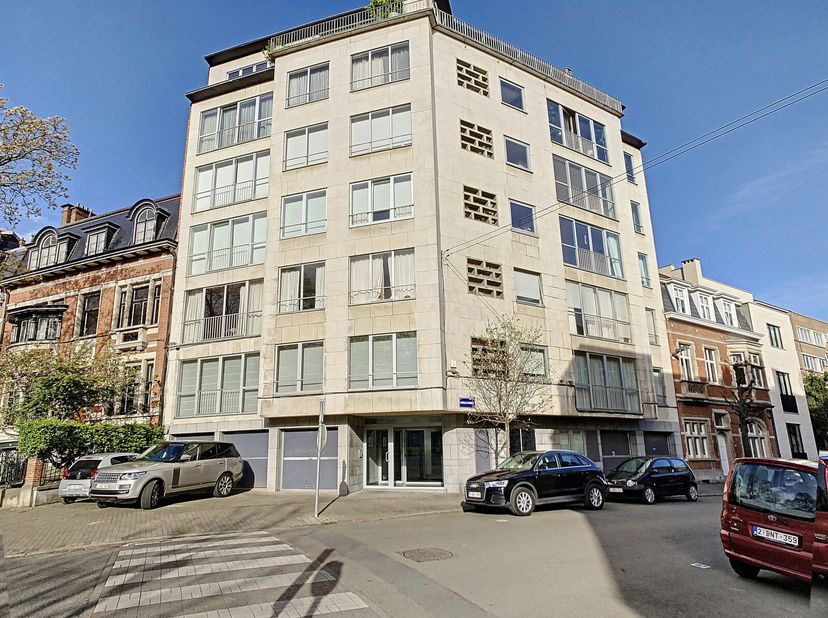 Belle opportunité ! Infos &amp; Visites, contactez Antonin : 0497 10 27 28 - antonin@bytheway.be - Sur la prestigieuse place Guy dArezzo WIMMO vous propos
