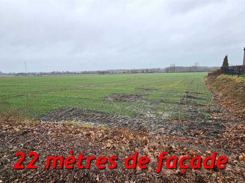 SOUS OPTION - PLUS DE VISITE - Terrain de 10 ares 82 centiares. Il propose +/- 22 mètres de façade. LOT 1 sur plan. &lt;br /&gt;
Celui-ci est en zone d&#039;habi