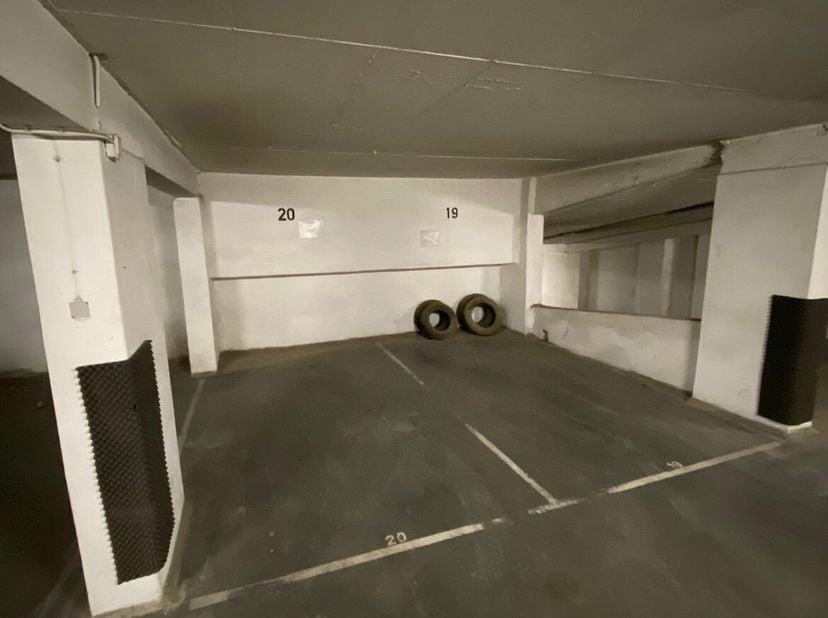De ondergrondse staanplaats te huur vinde we terug op de Italiëlei. Dit is een zeer centrale ligging vlakbij de Antwerpse binnenstad en de Rooseveltpl