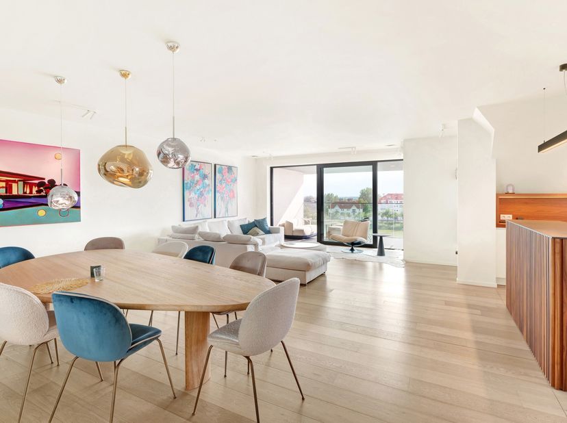 Uitzonderlijk appartement in de befaamde residentie &amp; hotel in &quot;La Rive - La Réserve&quot;, met frontaal uitzicht op het Zegemeer.&lt;br /&gt;
Dit uitzonderlijke