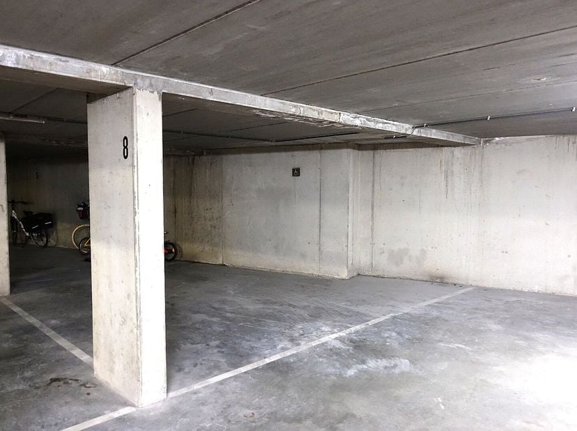 Ruime ondergrondse autostaanplaats nabij het centrum van Lichtervelde. Gelegen in de nabijheid van scholen, winkels en het openbaar vervoer. Een plaat