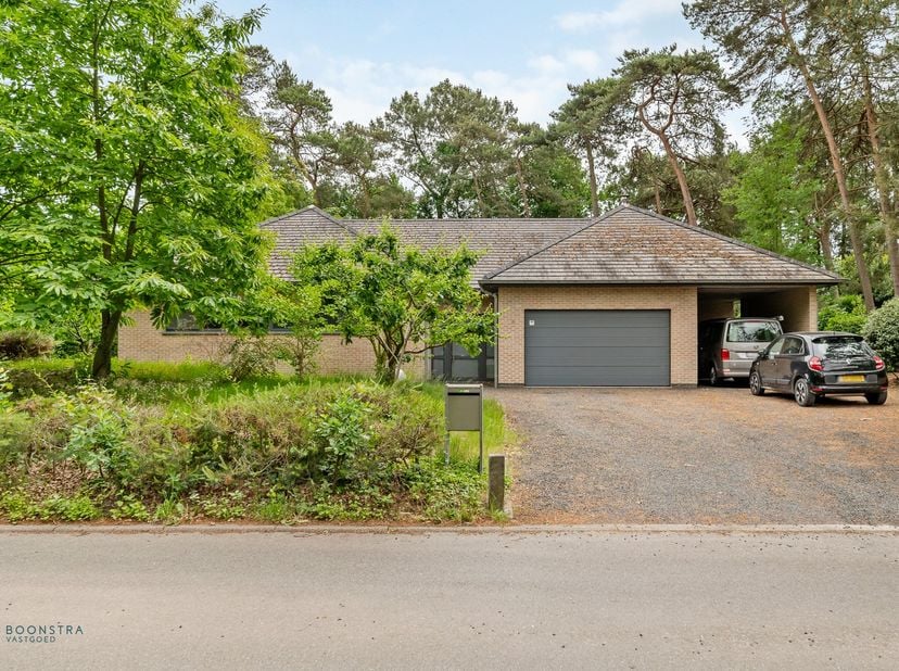 Op een fantastische locatie in Keerbergen bevindt zich deze ruime gelijkvloerse woning (235m² bewoonbaar) met 3 slaapkamers, 2 badkamers, inpandige ga