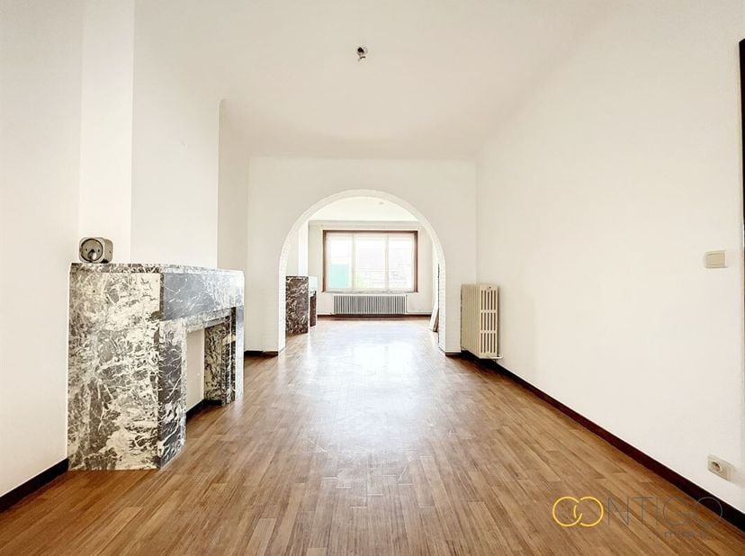 Charmant appartement 1 chambre fraîchement rénové. Idéalement situé près du Boulevard des Invalides et de la Chaussée de Wavre. Proximité immédiate ve