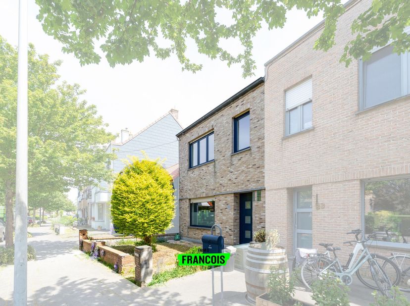 Ben jij op zoek naar een charmante woning die comfort, ruimte en een vleugje karakter combineert  op een topligging vlakbij de kust? Dan is deze wonin