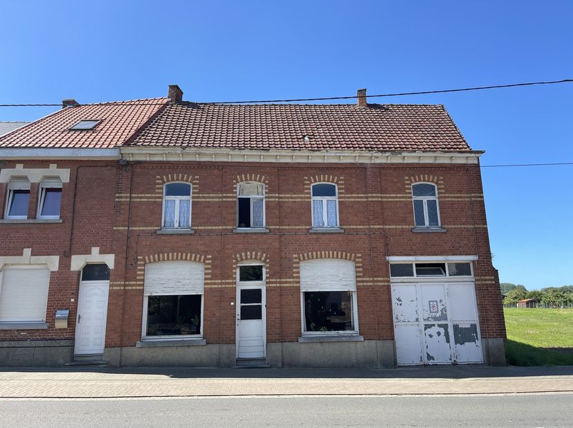 Cette spacieuse maison semi-mitoyenne avec grand jardin bénéficie d&#039;un excellent emplacement dans une zone commerciale à Parike.&lt;br /&gt;
&lt;br /&gt;
Cette ma