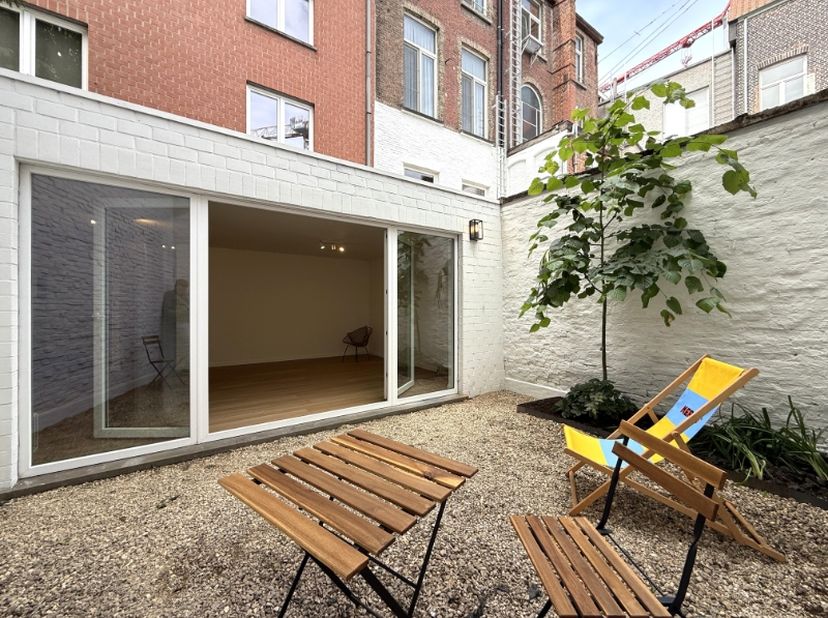 Ontdek dit prachtig gerenoveerde appartement met mooi terras, gelegen tussen het pittoreske Prinsenhof en Begijnhof in het hart van Gent. Slechts 500